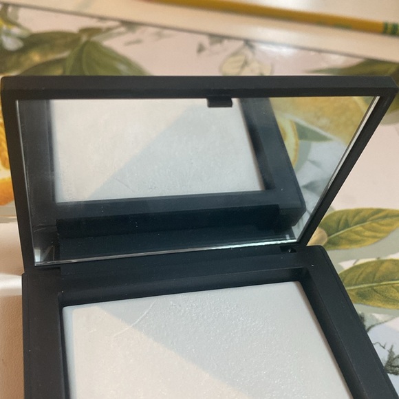 Nars Light Reflecting Setting Powder - Picture 4 of 9